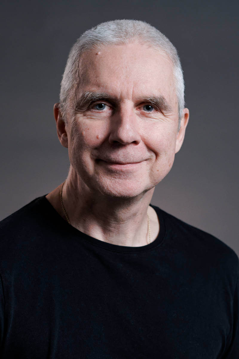 Porträtfoto von dem Heilpraktiker Carsten Kreher vor grauem Hintergrund